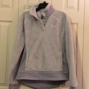 Mountain Hardware pullover size medium
